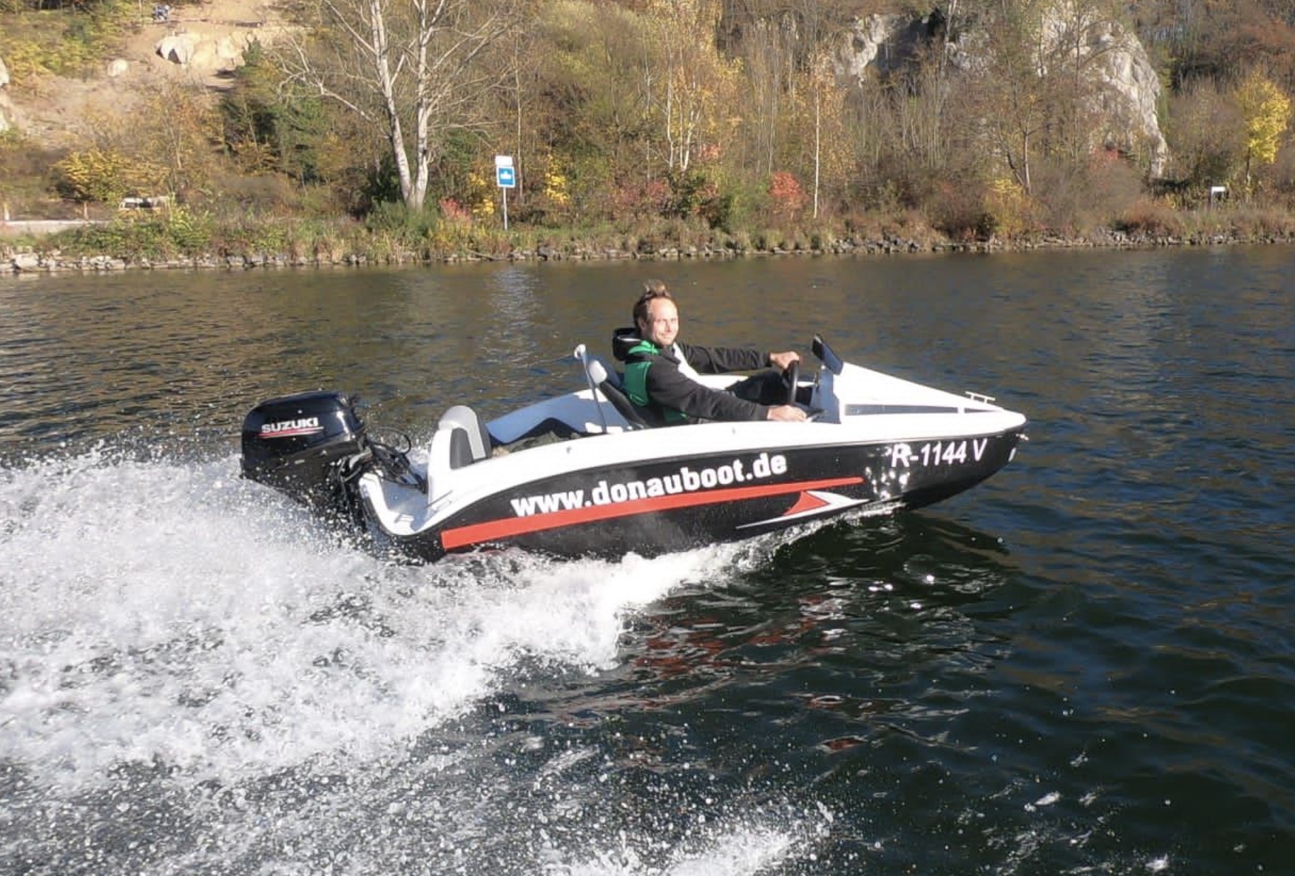 motorboot schwarz weiß