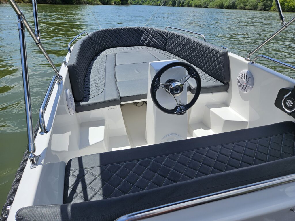 Viel Platz für Alle -Donauboot.de